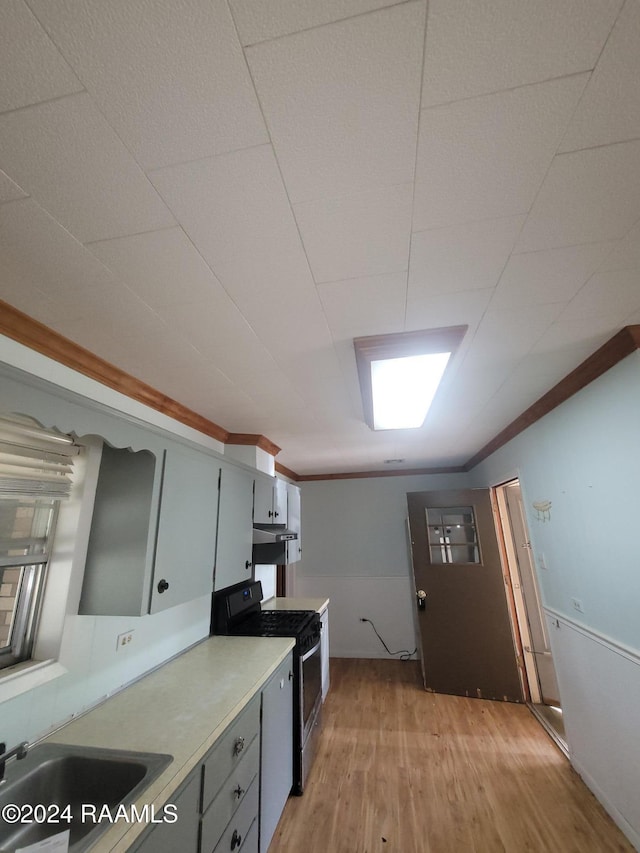 kitchen with gray cabinets, sink, light hardwood / wood-style floors, and stainless steel electric range