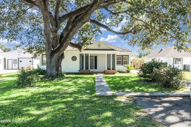 view of front of property featuring a front yard