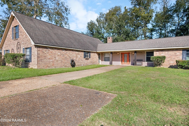 view of front facade featuring a front lawn and a porch