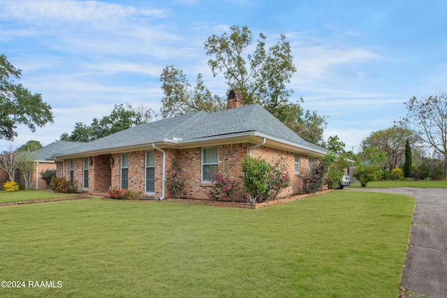 single story home with a front lawn