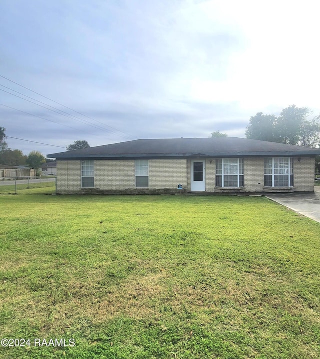 view of front facade with a front yard