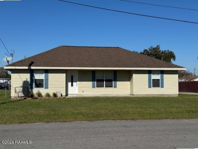 single story home with a front lawn