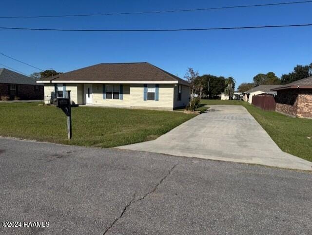 view of front of property featuring a front lawn