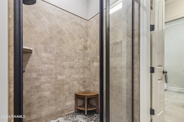 bathroom featuring tiled shower