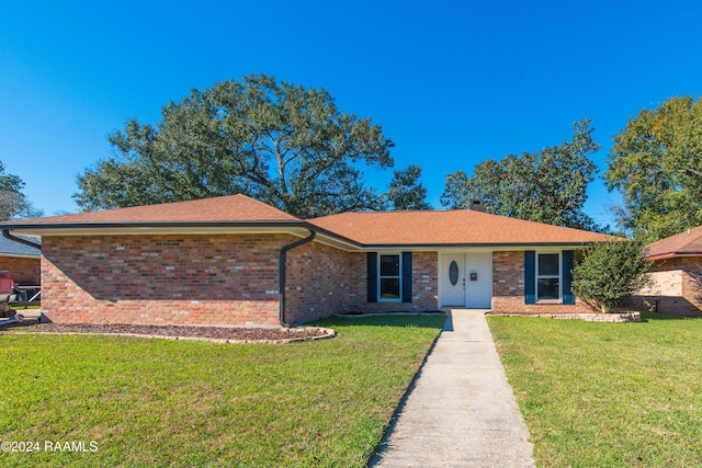 ranch-style home featuring a front lawn