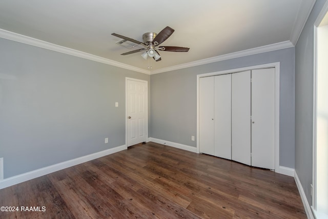 unfurnished bedroom with a closet, dark hardwood / wood-style floors, ceiling fan, and crown molding