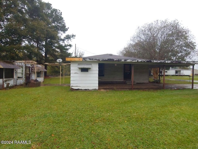 back of house featuring a lawn