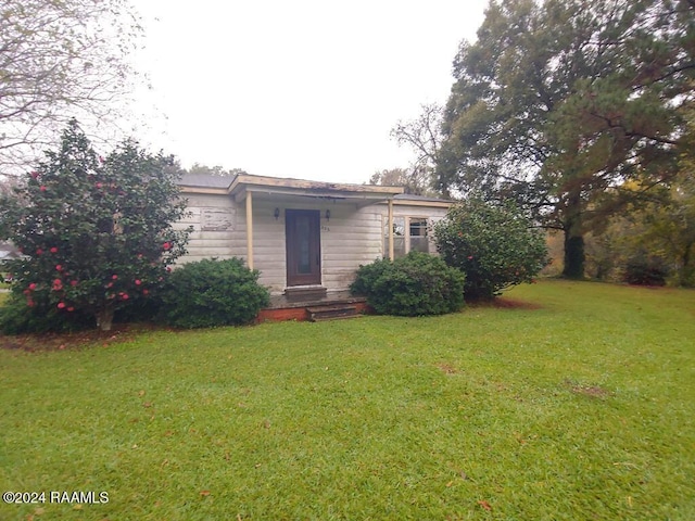 view of front of home featuring a front lawn