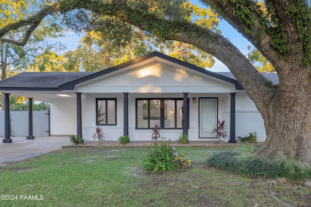 view of front of home featuring a carport and a front yard