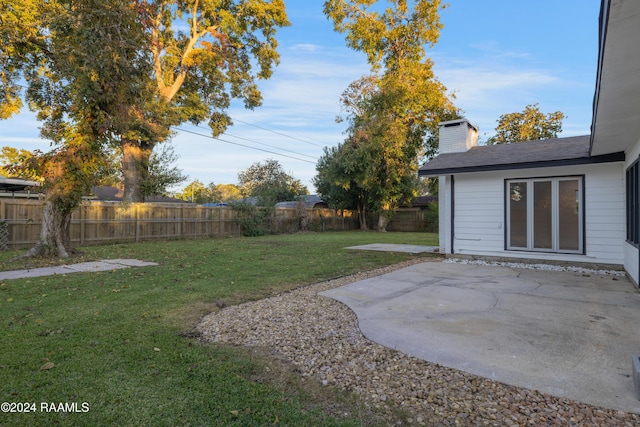 view of yard featuring a patio