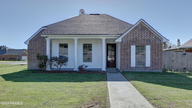 view of front of property featuring a front yard