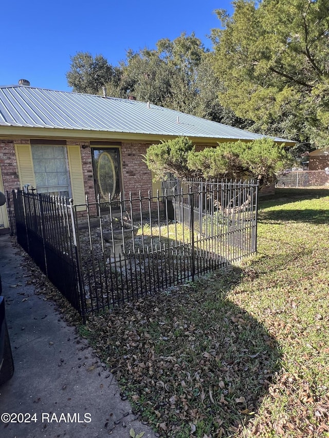 single story home featuring a front lawn