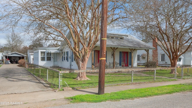 view of front of property featuring a front yard