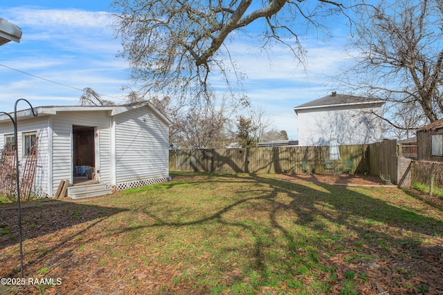 view of yard featuring an outdoor structure