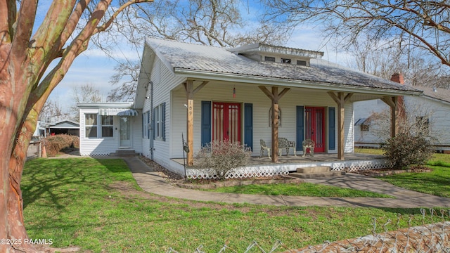 view of front of property with covered porch and a front lawn