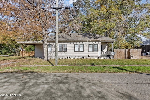 view of front of property featuring a front lawn and a carport