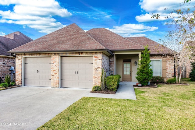 view of front of house featuring a front lawn and a garage