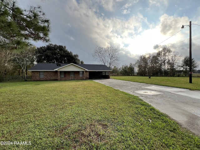 view of front of home featuring a carport and a front yard