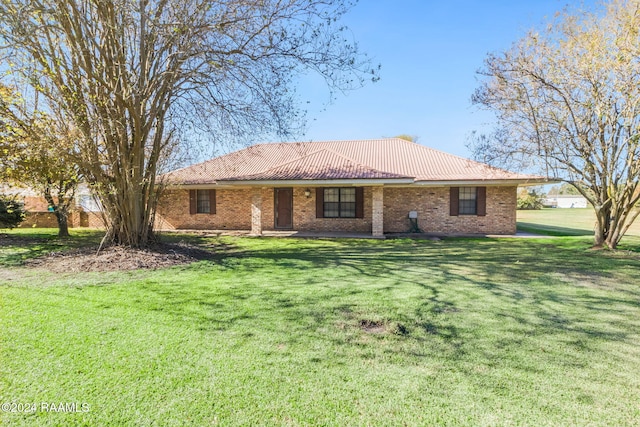 view of front of home with a front lawn