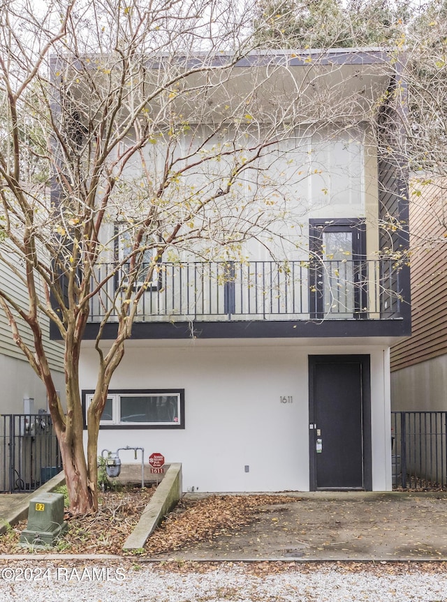 1611 W University Ave, Lafayette, LA 70506 - view of front of property with a balcony and stucco siding