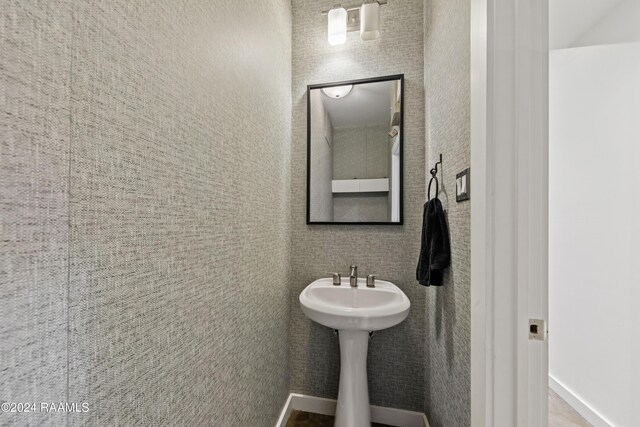 1611 W University Ave, Lafayette, LA 70506 - bathroom with baseboards