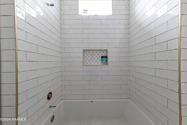 bathroom featuring tiled shower / bath combo