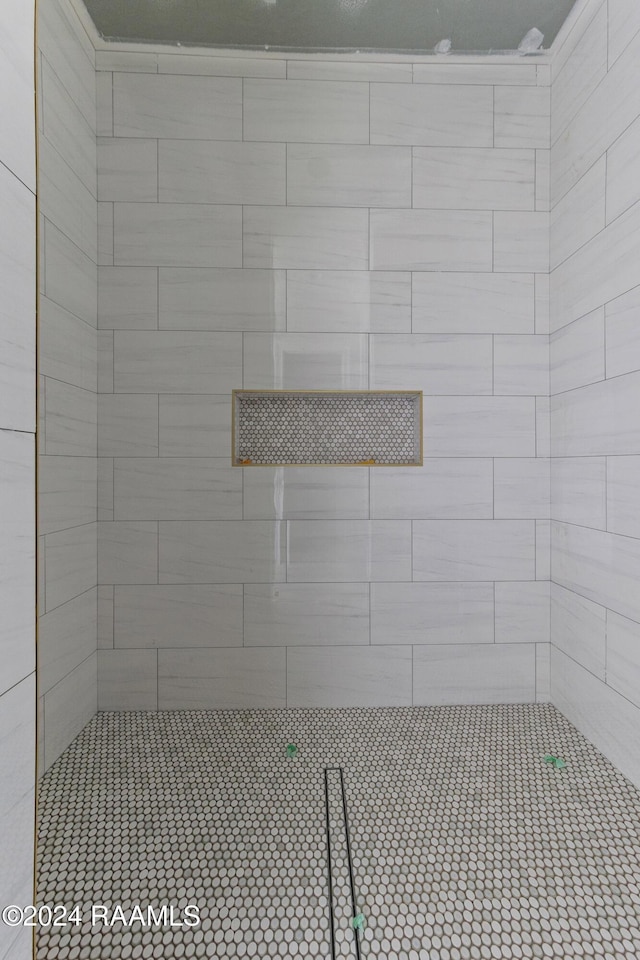 bathroom featuring a tile shower