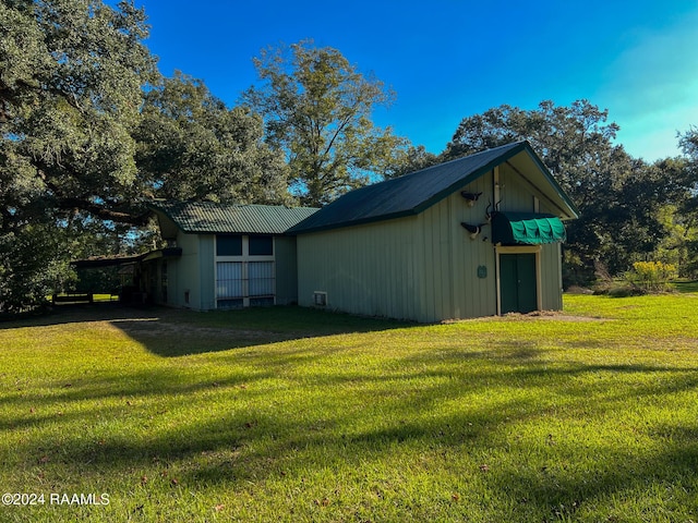 view of outbuilding featuring a yard