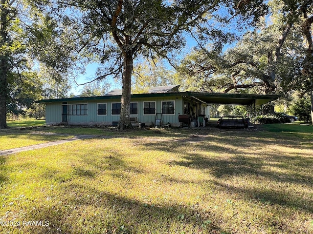 view of front of home featuring a front yard and a carport