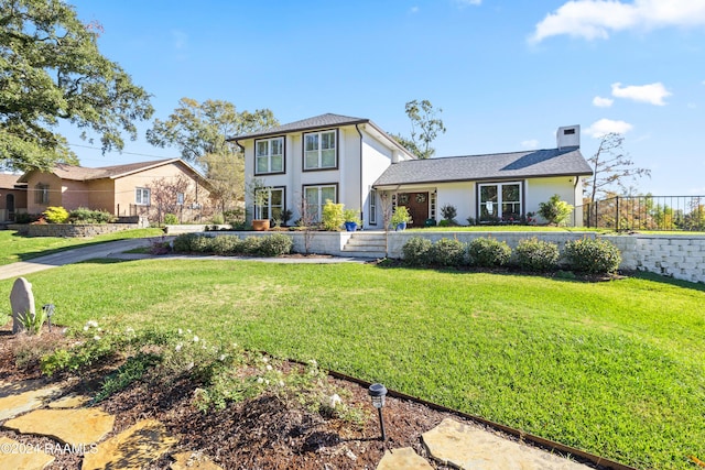 view of front of property featuring a front lawn