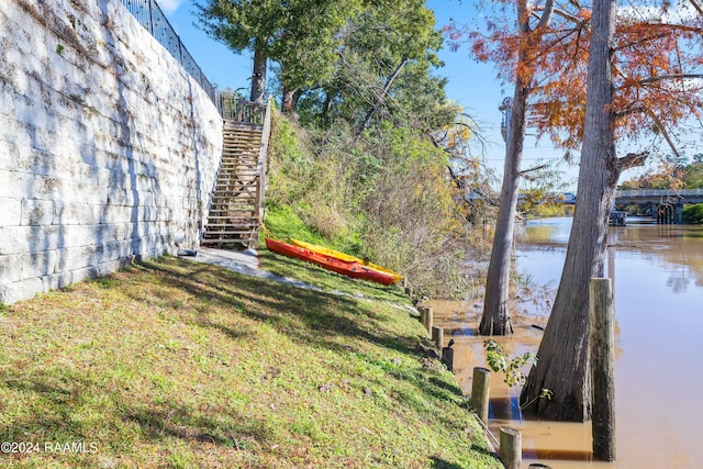 view of yard featuring a water view