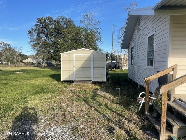 view of yard featuring a shed