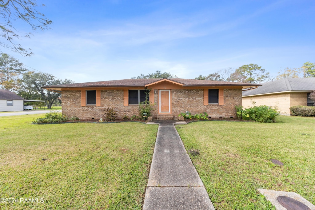 single story home with a front yard