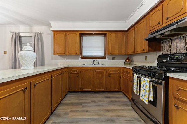 kitchen featuring dark hardwood / wood-style flooring, sink, crown molding, and black range with gas cooktop