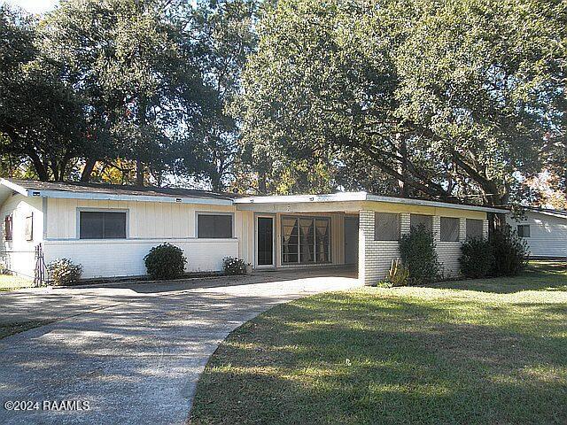 manufactured / mobile home with a front yard