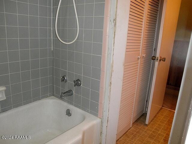 bathroom with tiled shower / bath