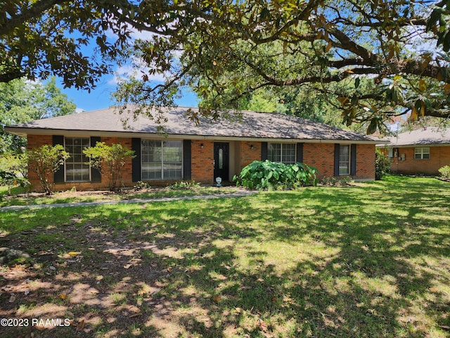 ranch-style home with a front lawn