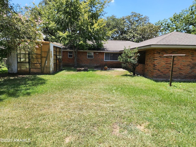 view of yard featuring an outbuilding