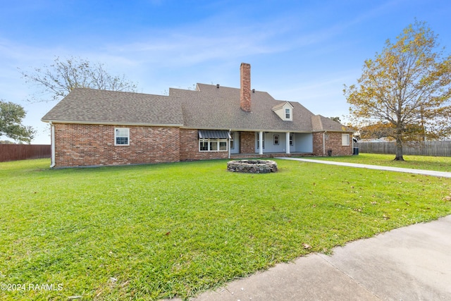 view of front of house featuring a front lawn