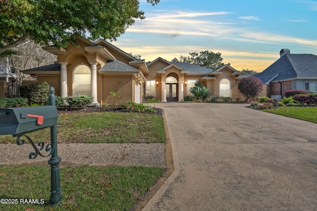 view of front of house featuring a lawn