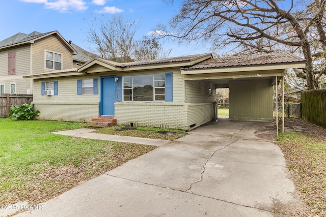 view of front of house featuring a carport and a front lawn