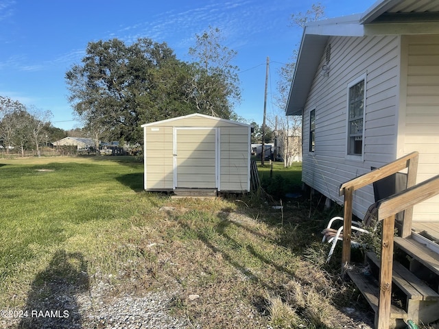 view of yard featuring a storage shed