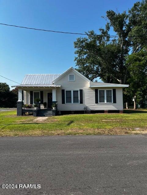 view of front facade featuring a front lawn and covered porch