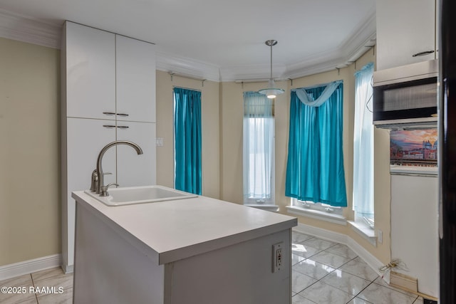 kitchen with sink, pendant lighting, a center island with sink, and plenty of natural light