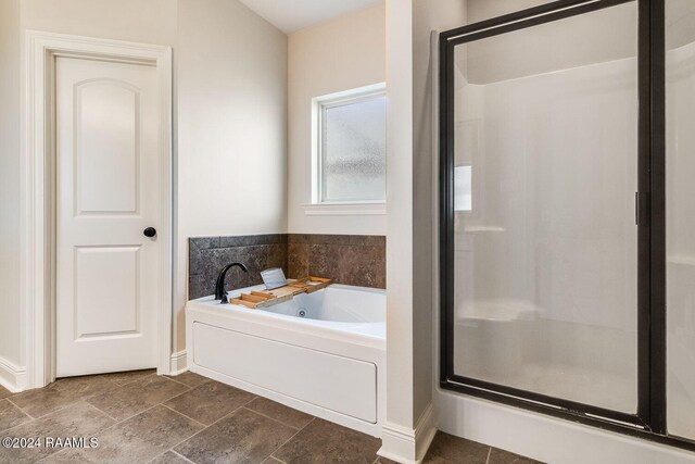 bathroom featuring a washtub