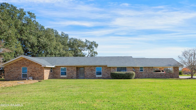 ranch-style house featuring a front yard