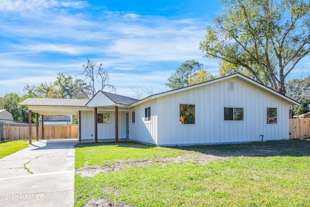 ranch-style house featuring a carport and a front lawn