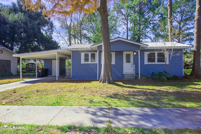 view of front of property featuring a front lawn and a carport