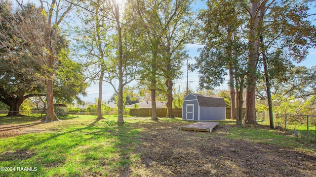 view of yard featuring a storage shed