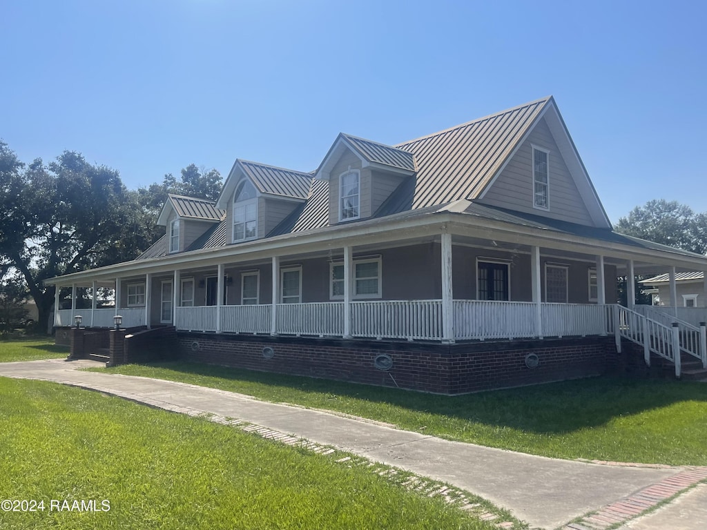 view of front of property with a front yard